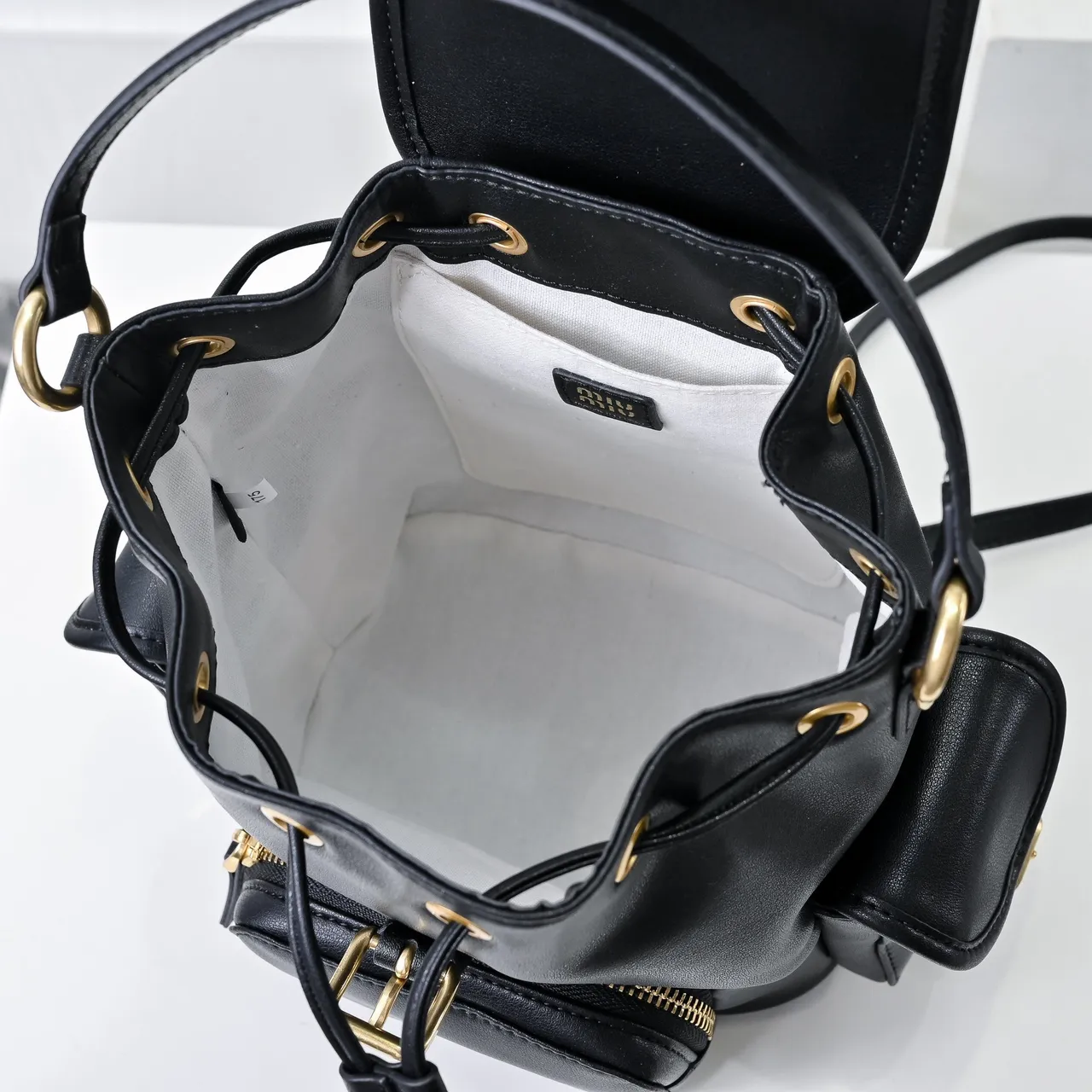 Miu Miu Mochila Mini de Cuero Estructurada con Cierre de Cordón Cinch Negro y Oro 3