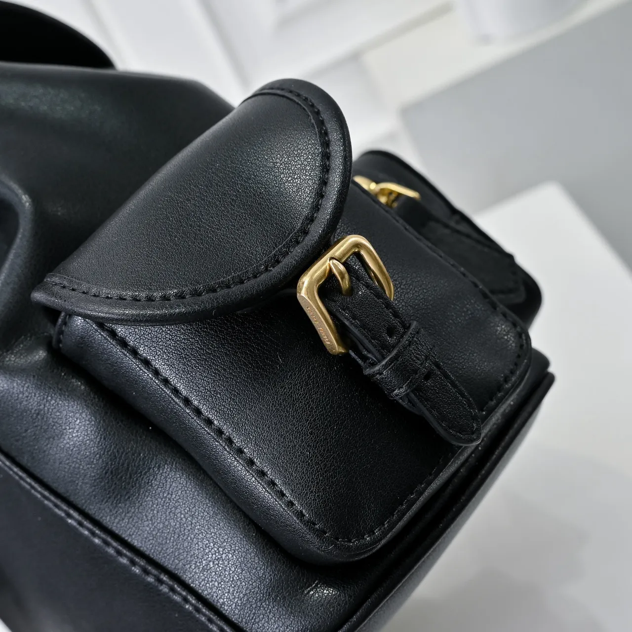 Miu Miu Mochila Mini de Cuero Estructurada con Cierre de Cordón Cinch Negro y Oro 4