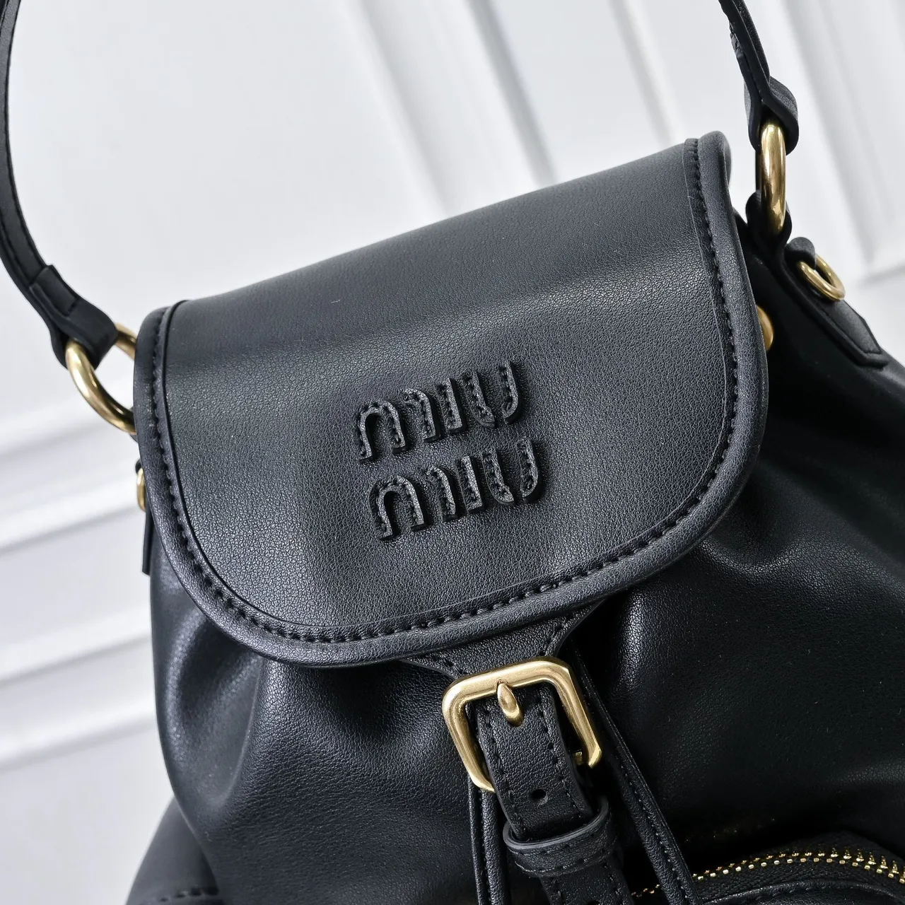 Miu Miu Mochila Mini de Cuero Estructurada con Cierre de Cordón Cinch Negro y Oro 5