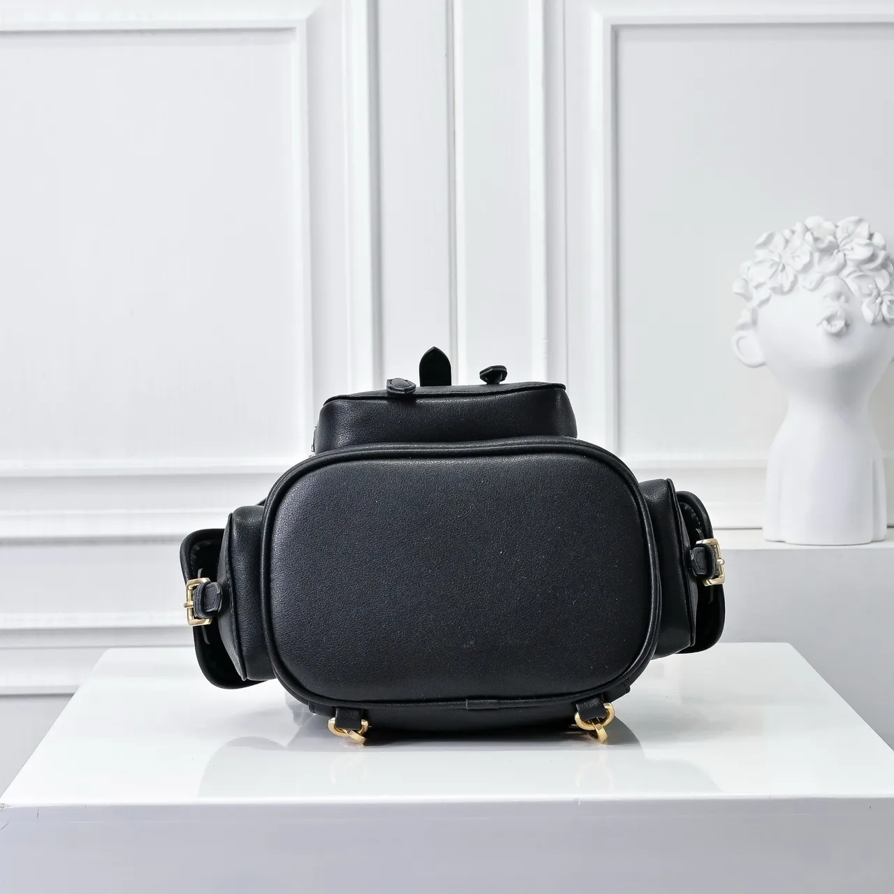 Miu Miu Mochila Mini de Cuero Estructurada con Cierre de Cordón Cinch Negro y Oro 6