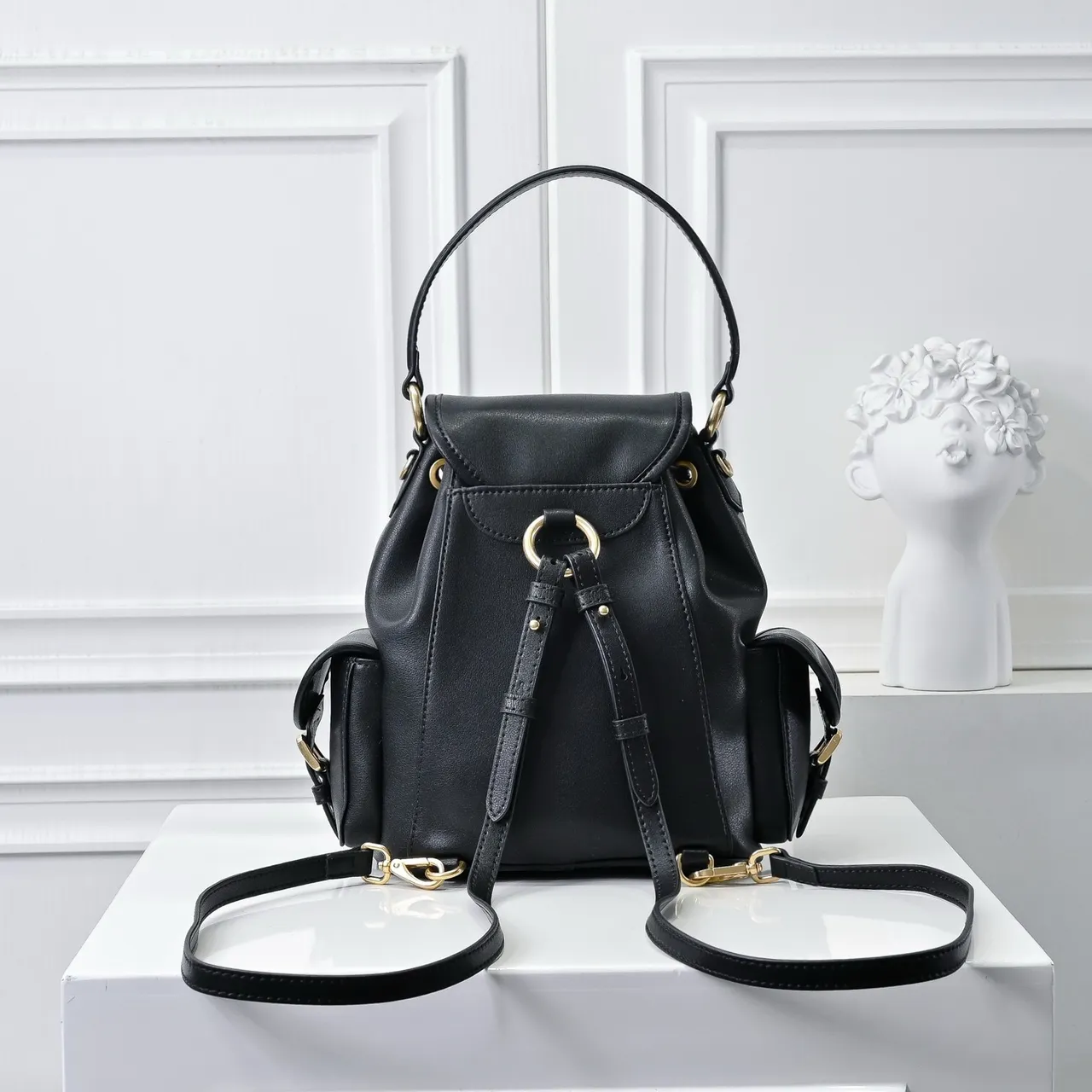Miu Miu Mochila Mini de Cuero Estructurada con Cierre de Cordón Cinch Negro y Oro 7