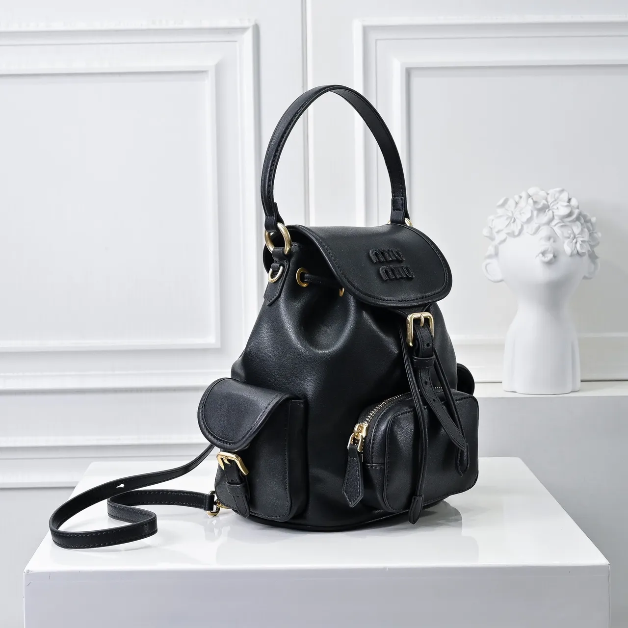 Miu Miu Mochila Mini de Cuero Estructurada con Cierre de Cordón Cinch Negro y Oro 8