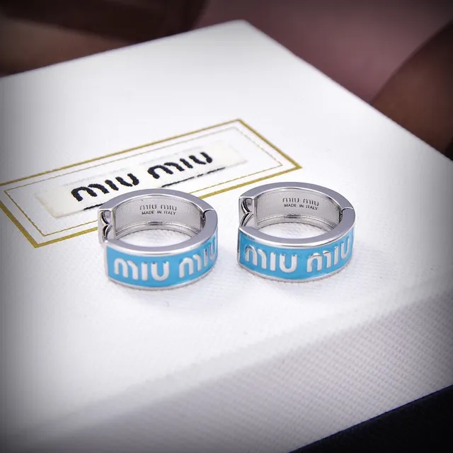 Miu Miu Boucles d'oreilles Hoop Logo Émaillé Rose Bleu à Charnière Plaque 2