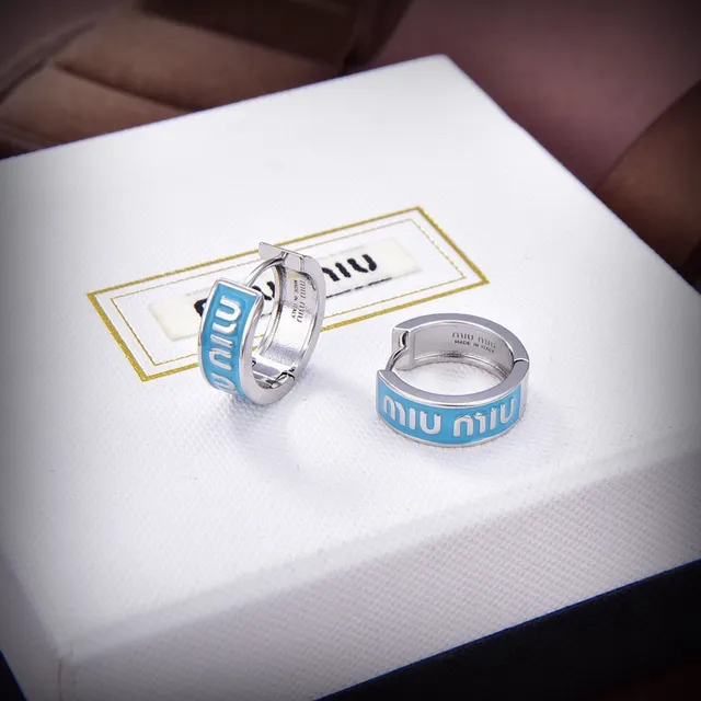 Miu Miu Boucles d'oreilles Hoop Logo Émaillé Rose Bleu à Charnière Plaque 3