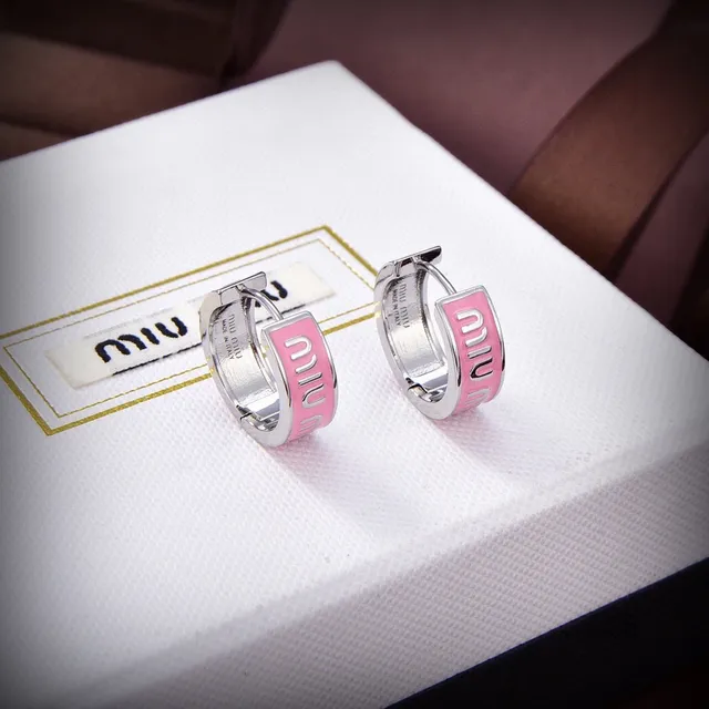 Miu Miu Boucles d'oreilles Hoop Logo Émaillé Rose Bleu à Charnière Plaque 4