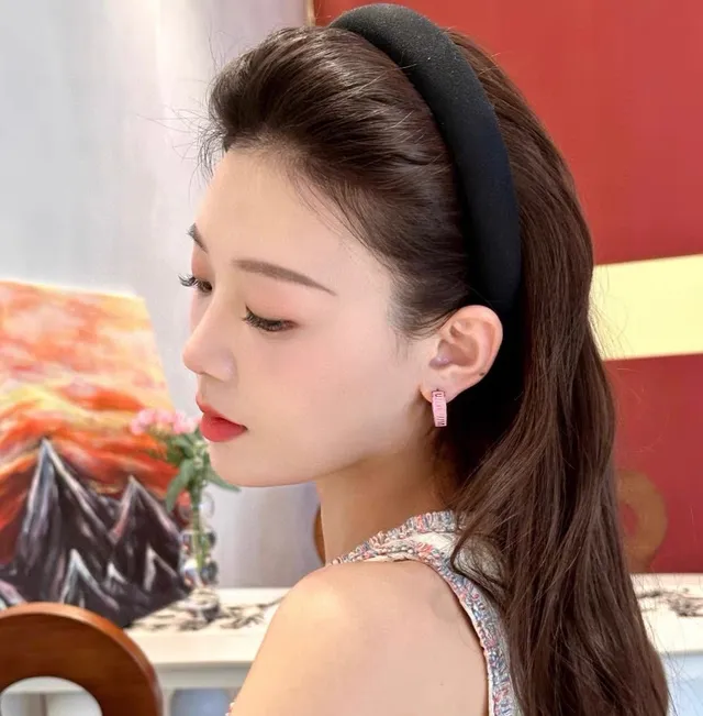 Miu Miu Boucles d'oreilles Hoop Logo Émaillé Rose Bleu à Charnière Plaque 5