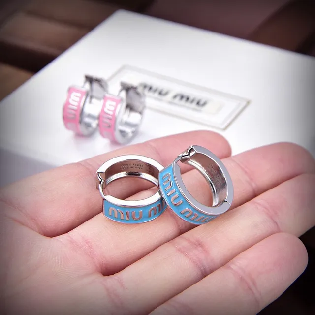 Miu Miu Boucles d'oreilles Hoop Logo Émaillé Rose Bleu à Charnière Plaque 6