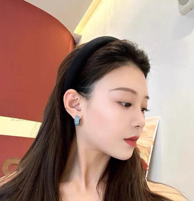 Miu Miu Boucles d'oreilles Hoop Logo Émaillé Rose Bleu à Charnière Plaque 7
