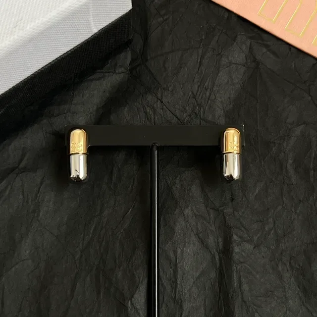 Miu Miu Boucles d'oreilles dorées argent en forme de capsule bicolores métalliques 3