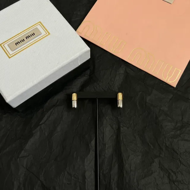 Miu Miu Boucles d'oreilles dorées argent en forme de capsule bicolores métalliques 6