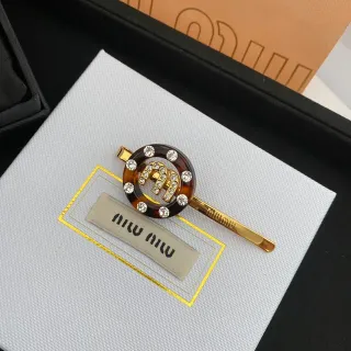Miu Miu شعار مشبك الشعر بني ذهبي دائري قرص راتنج مُزيّن بالكريستال بروش مونوجرام