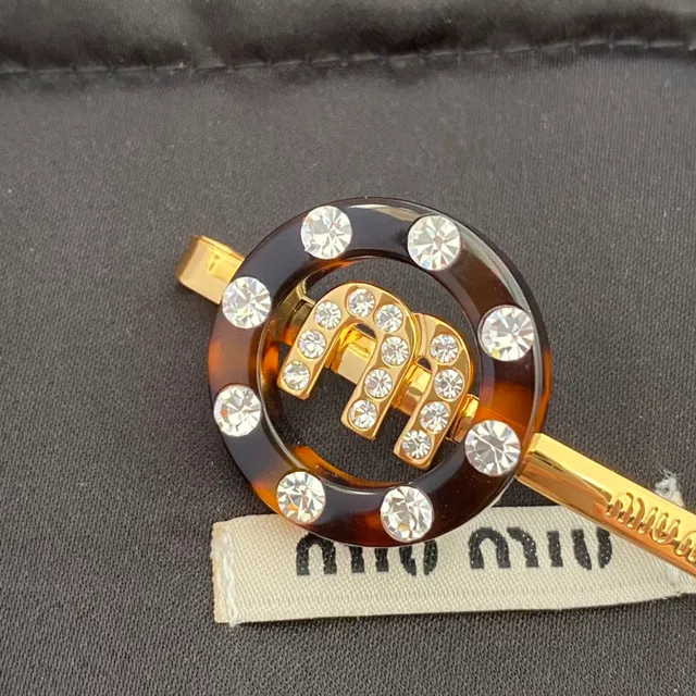 Miu Miu Logo Attache-cheveux Marron Doré Disque Circulaire en Résine Broche de Monogramme Ornée de Cristaux 2