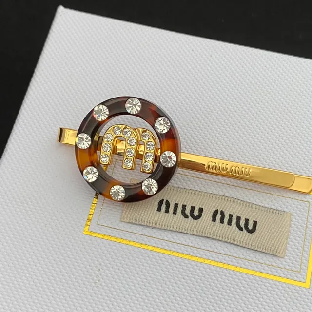 Miu Miu Logo Attache-cheveux Marron Doré Disque Circulaire en Résine Broche de Monogramme Ornée de Cristaux 3