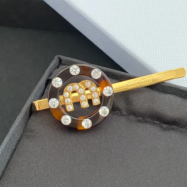 Miu Miu Logo Attache-cheveux Marron Doré Disque Circulaire en Résine Broche de Monogramme Ornée de Cristaux 4