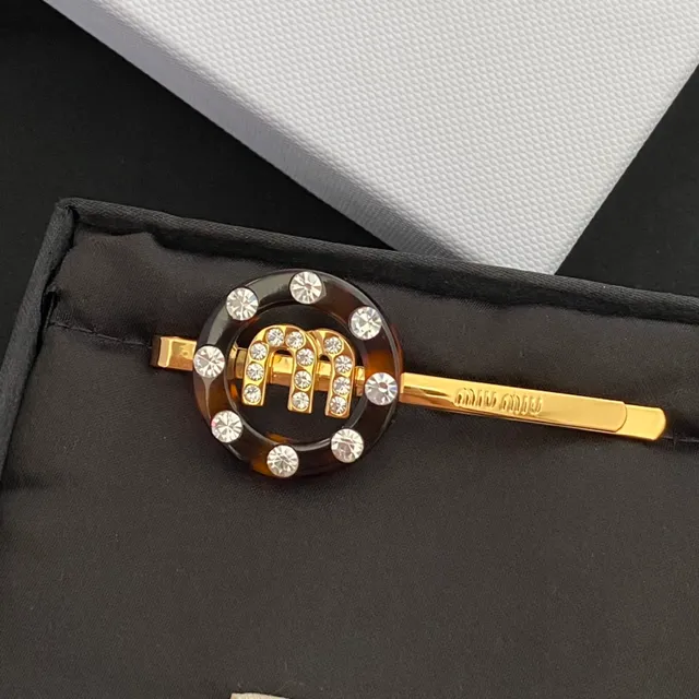 Miu Miu Logo Attache-cheveux Marron Doré Disque Circulaire en Résine Broche de Monogramme Ornée de Cristaux 5