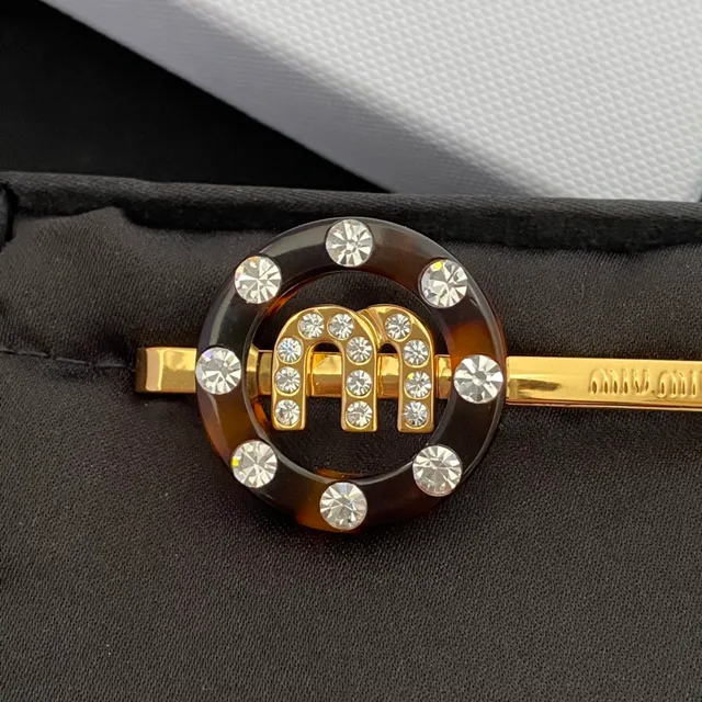 Miu Miu Logo Attache-cheveux Marron Doré Disque Circulaire en Résine Broche de Monogramme Ornée de Cristaux 6