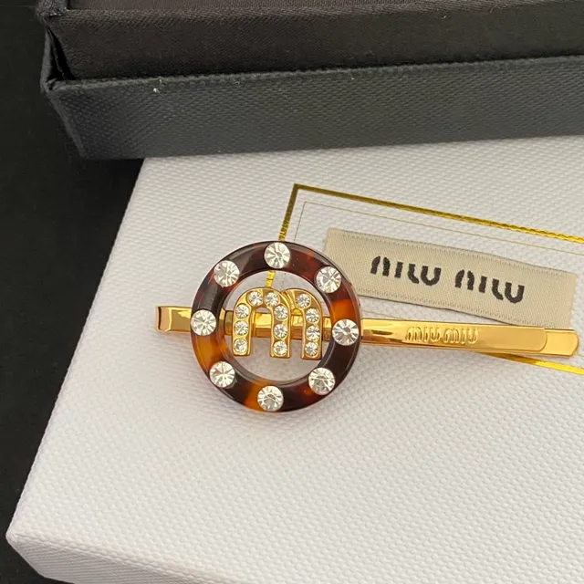 Miu Miu Logo Attache-cheveux Marron Doré Disque Circulaire en Résine Broche de Monogramme Ornée de Cristaux 8
