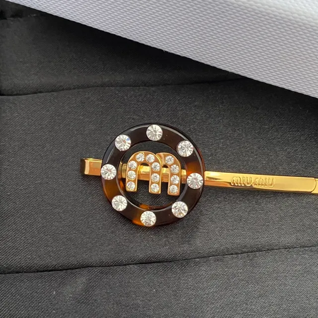 Miu Miu Logo Attache-cheveux Marron Doré Disque Circulaire en Résine Broche de Monogramme Ornée de Cristaux 9