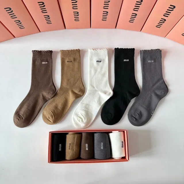 Miu Miu Chaussettes tricot côtelé avec logo 3