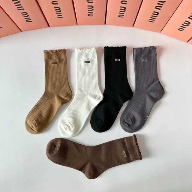 Miu Miu Chaussettes tricot côtelé avec logo 4