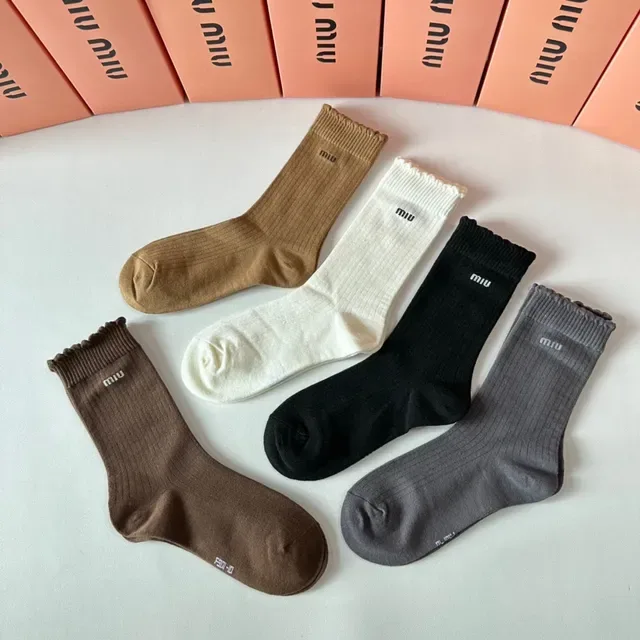 Miu Miu Chaussettes tricot côtelé avec logo 5