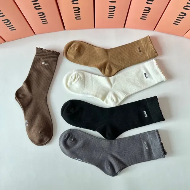 Miu Miu Chaussettes tricot côtelé avec logo 6