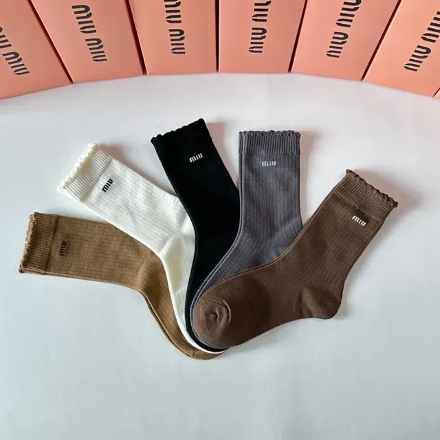 Miu Miu Chaussettes tricot côtelé avec logo 7