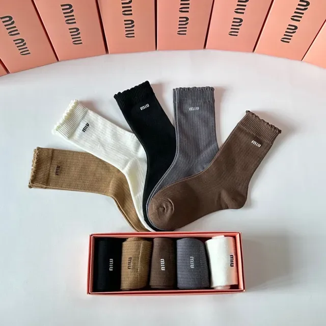 Miu Miu Chaussettes tricot côtelé avec logo 8