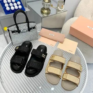 Miu Miu Wander صندل كاجوال أسود وبيج مزدوج الحزام من الرافيا المحبوكة