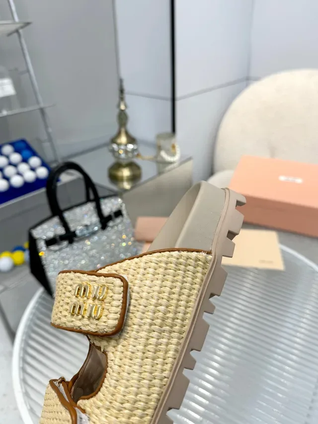 Miu Miu Wander Sandálias Casual de Raffia Trançada Preto e Bege com Duas Alças 2