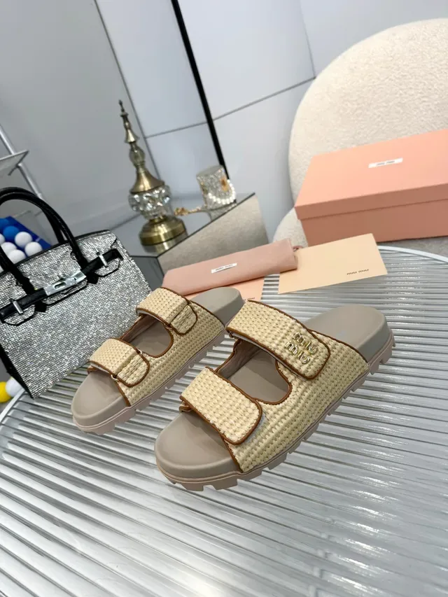 Miu Miu Wander Sandálias Casual de Raffia Trançada Preto e Bege com Duas Alças 3