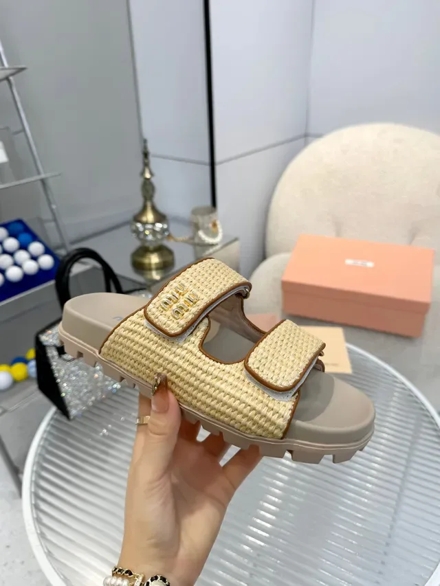 Miu Miu Wander Sandálias Casual de Raffia Trançada Preto e Bege com Duas Alças 4