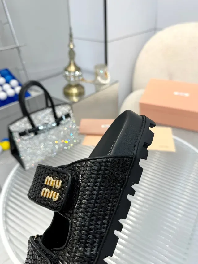 Miu Miu Wander Sandálias Casual de Raffia Trançada Preto e Bege com Duas Alças 5