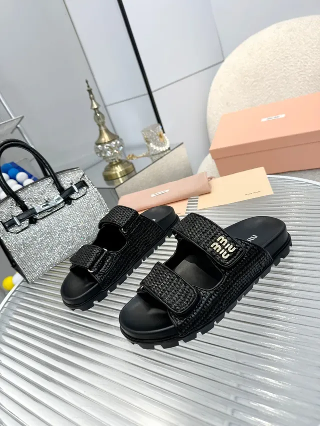 Miu Miu Wander Sandálias Casual de Raffia Trançada Preto e Bege com Duas Alças 6