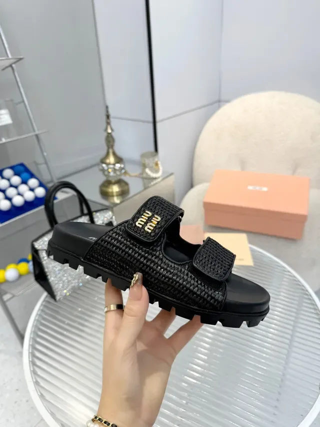 Miu Miu Wander Sandálias Casual de Raffia Trançada Preto e Bege com Duas Alças 7