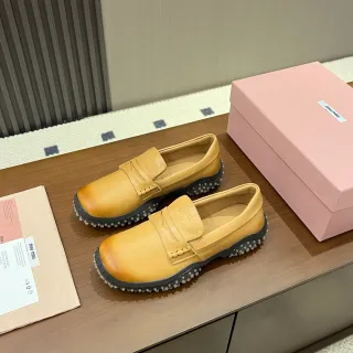 Miu Miu Wander mocasines de cuero amarillo mostaza