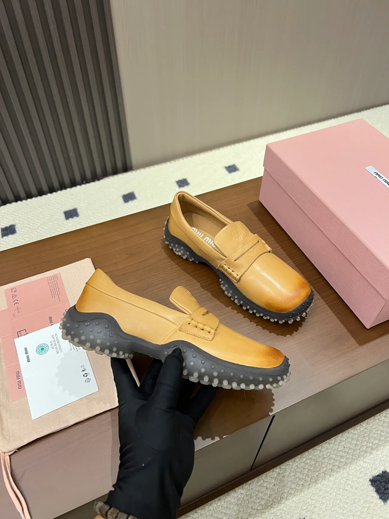 Miu Miu Wander mocassins en cuir jaune moutarde 4