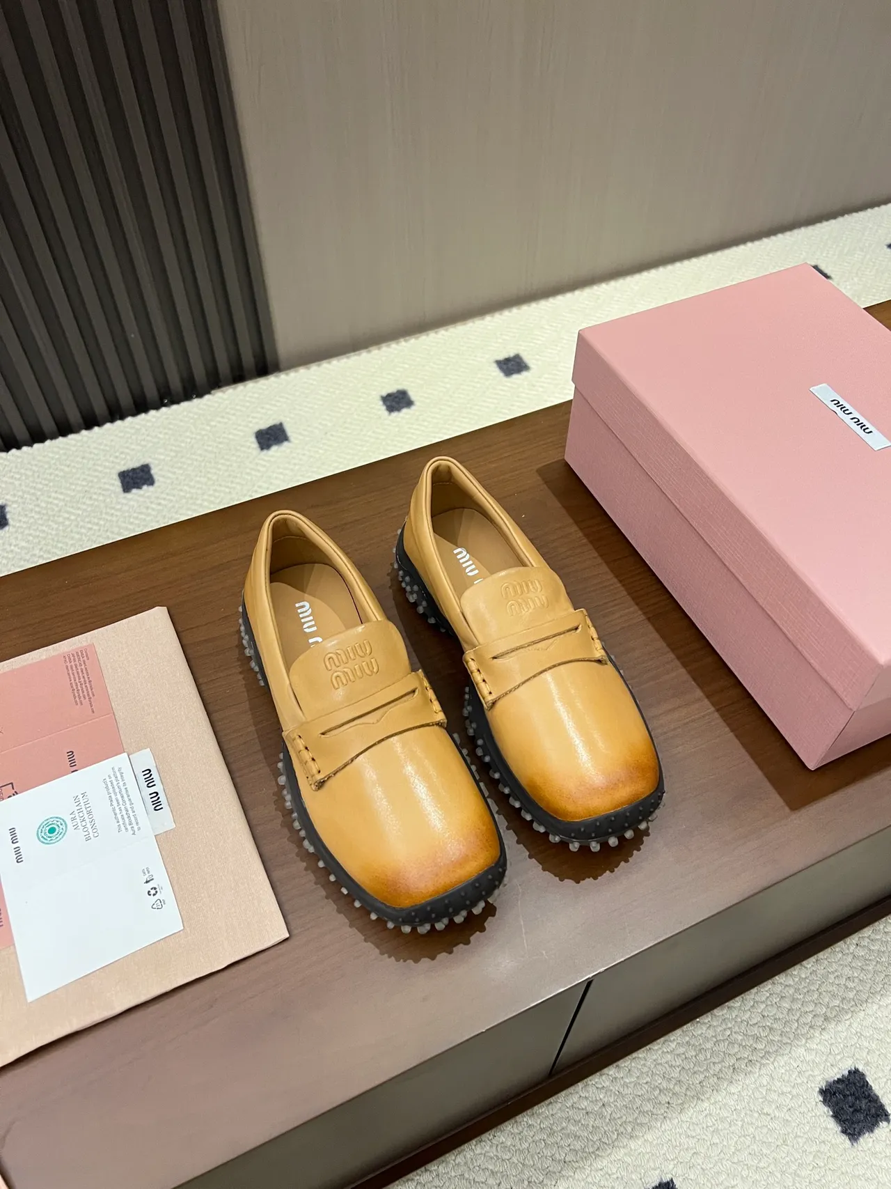 Miu Miu Wander mocassins en cuir jaune moutarde 5