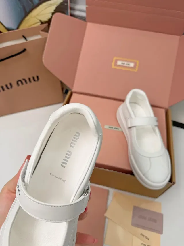 Miu Miu أحذية ماري جين بيضاء جلدية مع حزام ماركة 2