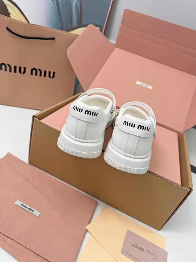 Miu Miu أحذية ماري جين بيضاء جلدية مع حزام ماركة 4