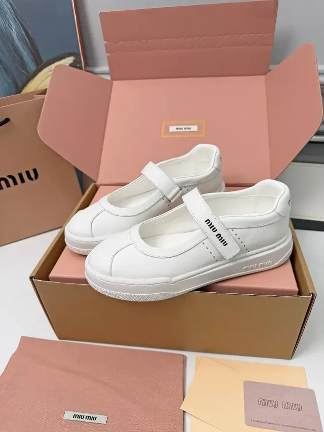 Miu Miu أحذية ماري جين بيضاء جلدية مع حزام ماركة 5