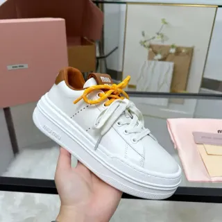 Miu Miu Zapatillas Lifestyle de Cuero Blanco y Amarillo con Suela de Plataforma