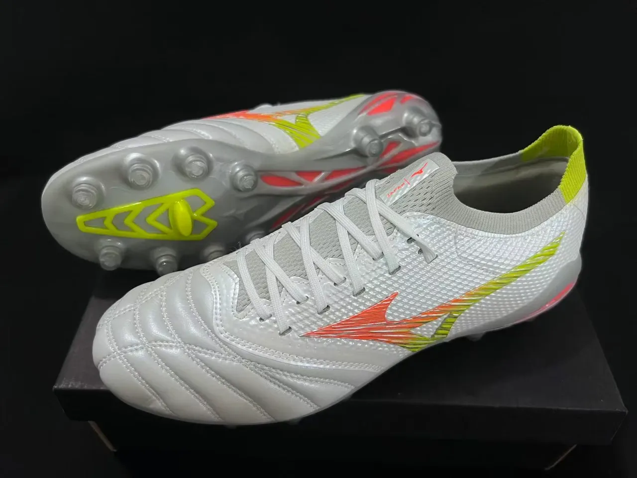 Mizuno White Gray Synthetic Upper Molded Soleplate Firm-Ground Soccer Shoes 9