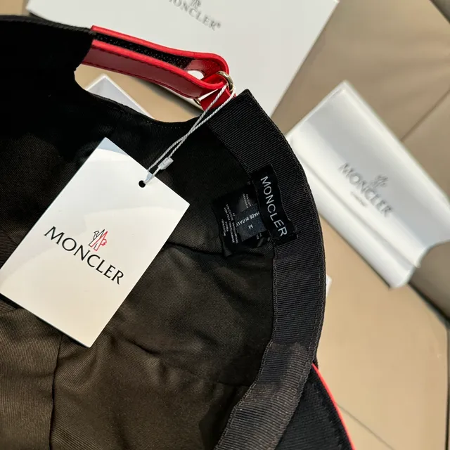 Moncler Preto Vermelho Construção de Seis Painéis Logo Bordado Boné de Beisebol 9
