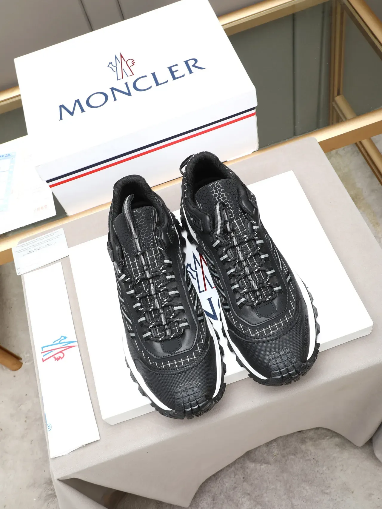 Moncler 黑白 技术网状鞋面 六边形纹理面板 生活方式运动鞋 3