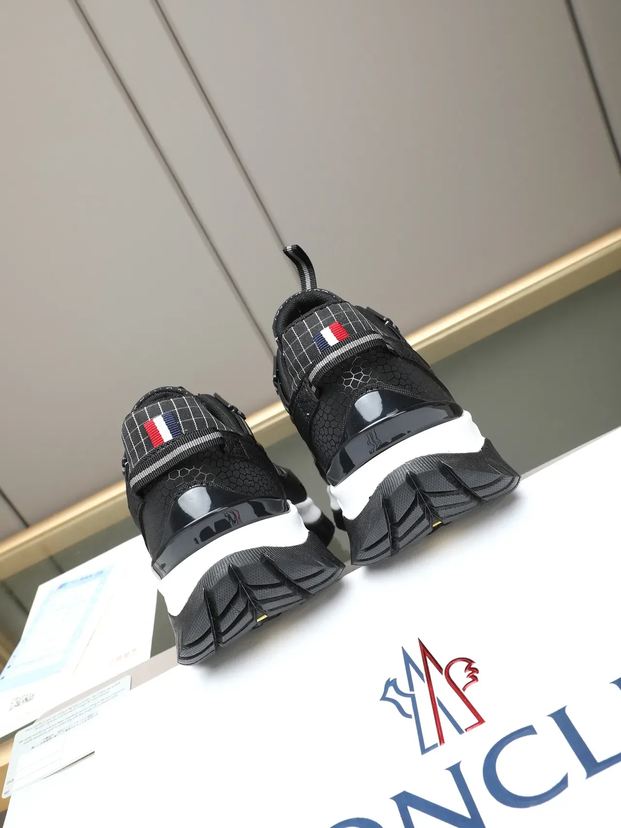 Moncler 黑白 技术网状鞋面 六边形纹理面板 生活方式运动鞋 4