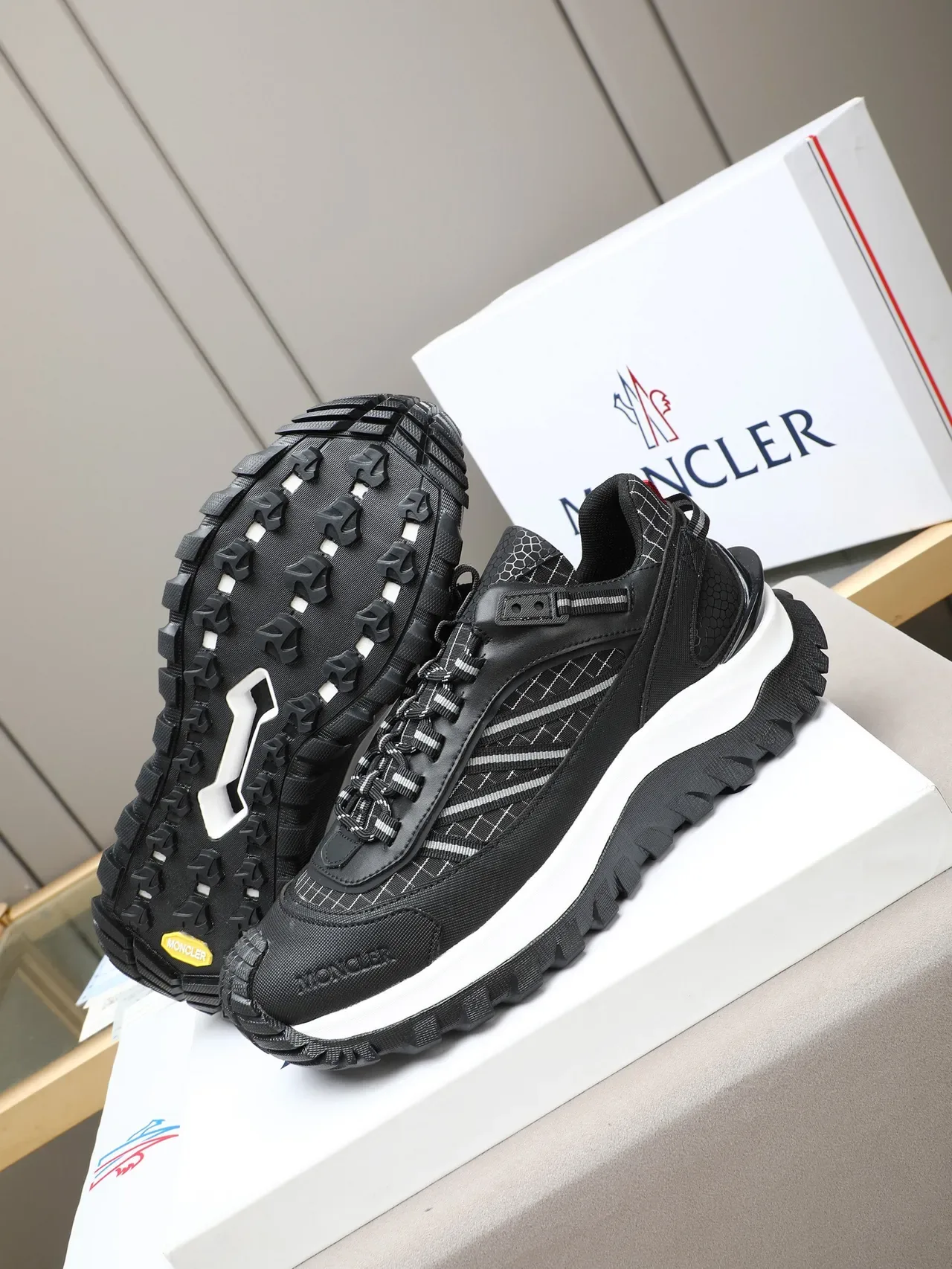 Moncler 黑白 技术网状鞋面 六边形纹理面板 生活方式运动鞋 5