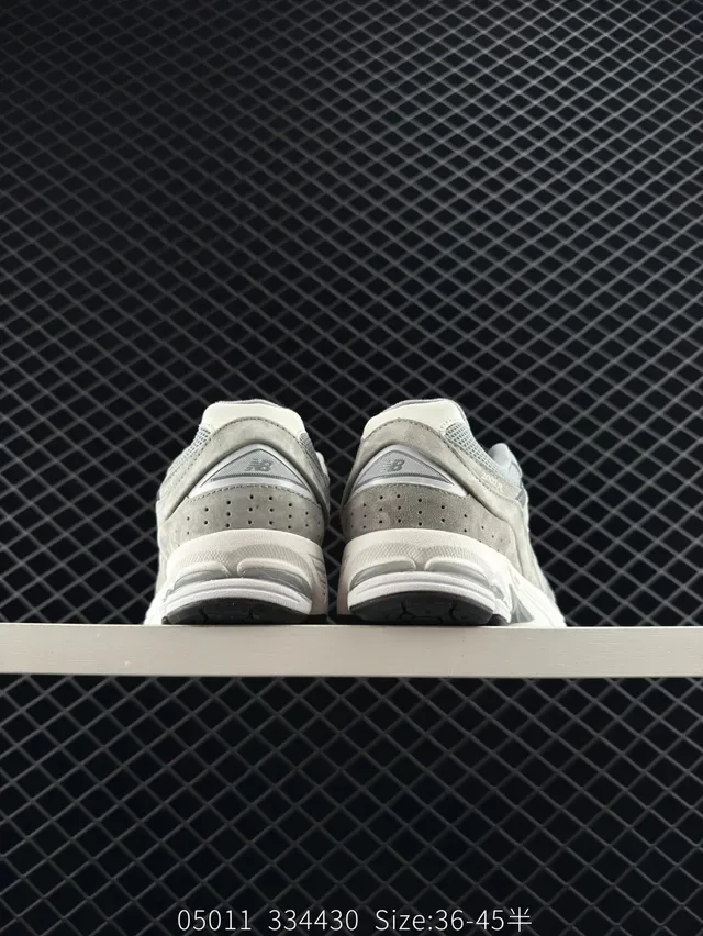New Balance 2002R Gris claro y gris oscuro Zapatillas lifestyle 2