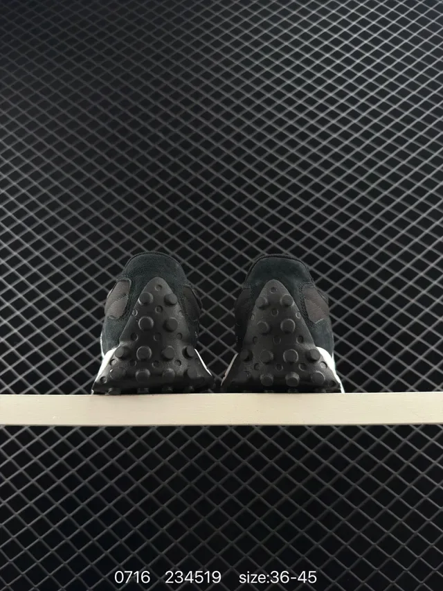 New Balance 327 Negro y Blanco Zapatillas Lifestyle 3