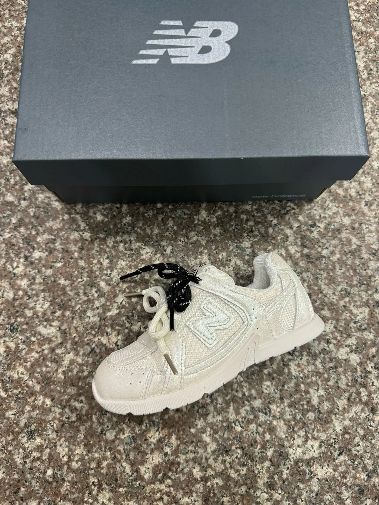 New Balance 327 Tênis Lifestyle Prata-Branco Iridescente 9